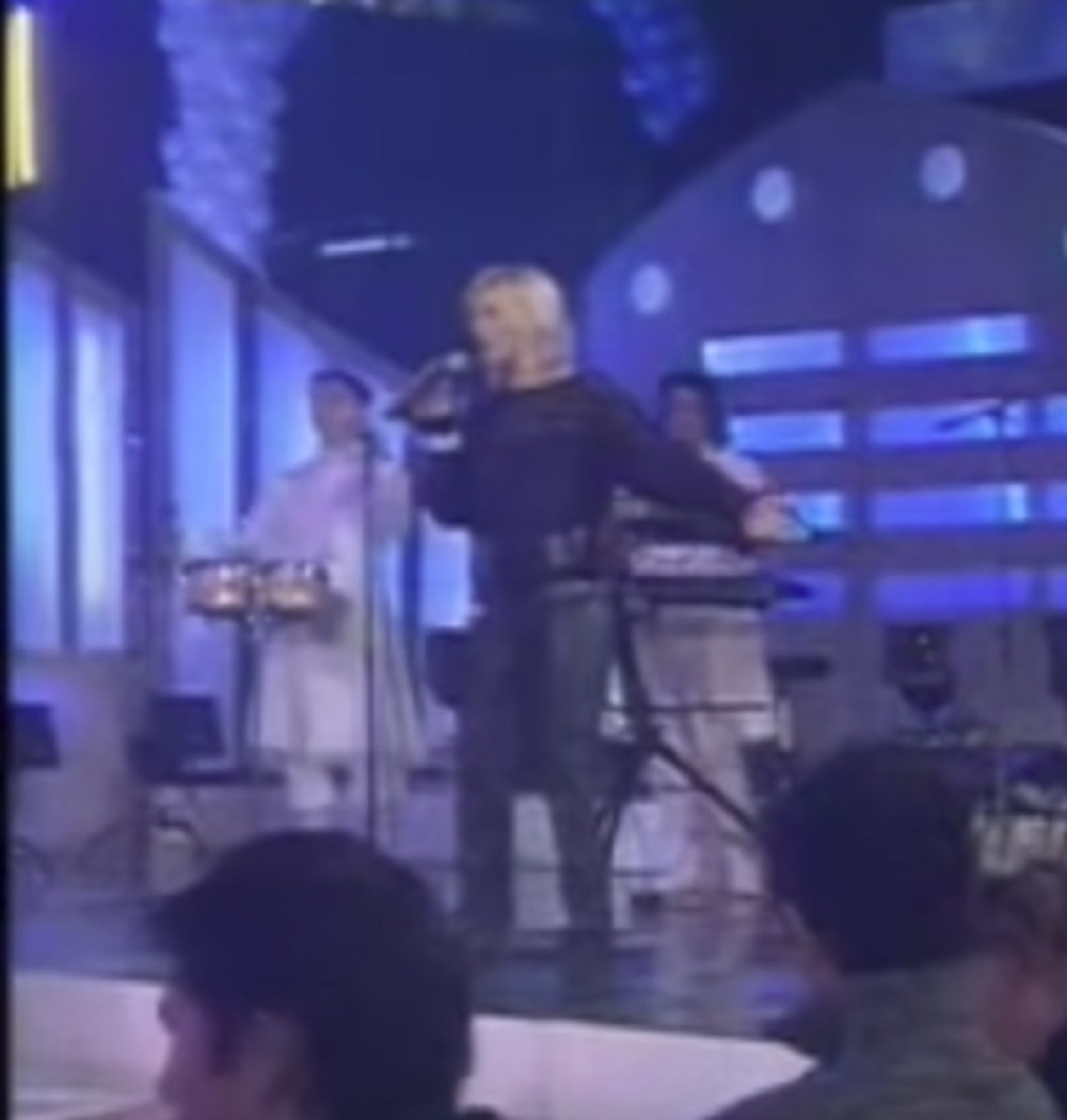 Ova pevačica je bila PLAVUŠA kada se pojavila, a onda je DRASTIČNO promenila svoj izgled! (FOTO)