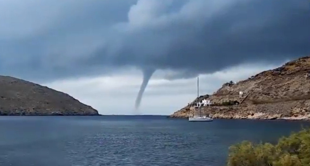 Tornado se približava obali GRČKE, kupači u PANICI! (VIDEO)