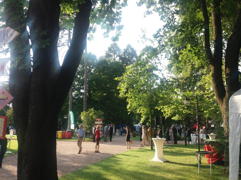 Svi gledaju u suprugu ambasadora Kajla Skota na prijemu u ambsadi, a EVO I ZAŠTO