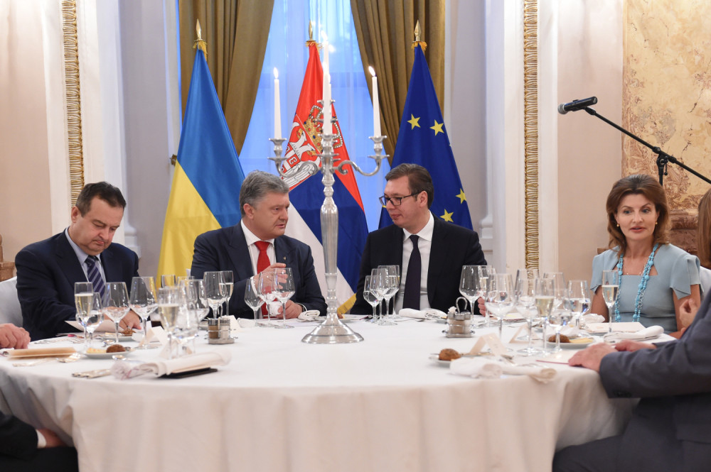 Zbog obostrane upale pluća zavšio je u bolnici, a osim njega virus ima i ćerka