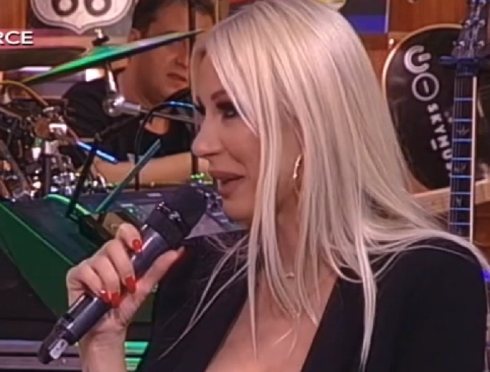 Naša pevačica je imala tužno detinjstvo! Odrasla je u nemaštini, usvojio ju je bračni par, pa joj se život promenio iz korena!