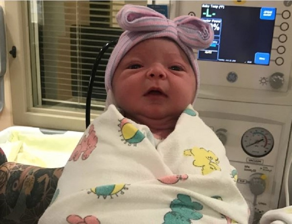 Jedva je i zatrudnela, onesvestila se tokom porođaja, a onda je ON uskočio i spasao bebu! (FOTO)