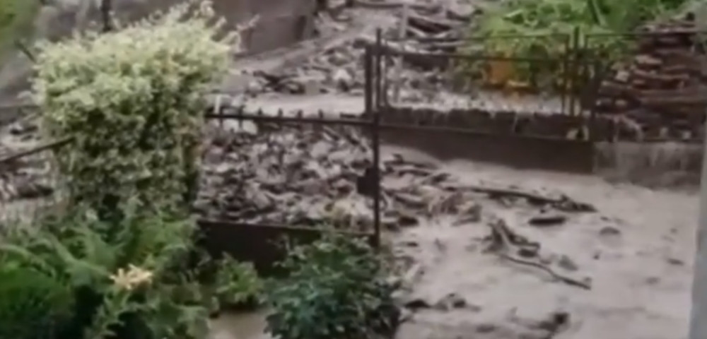 Jako nevreme zahvatilo Srbiju, bujica nosila sve pred sobom!