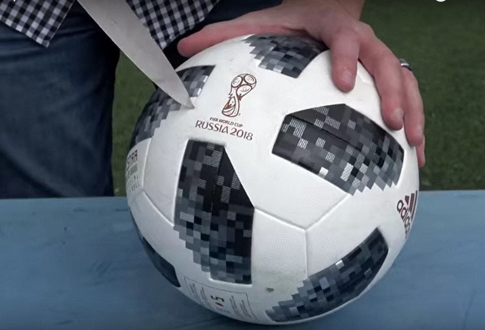 Uzeo je nož i ISEKAO LOPTU kojom se igra Svetsko prvenstvo u Rusiji, evo šta je u njoj PRONAŠAO!