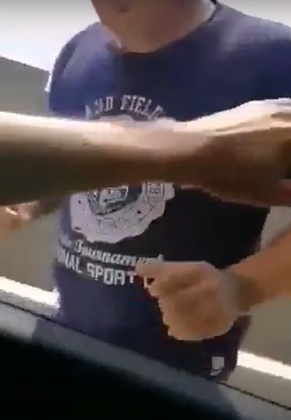 Taksista KRVNIČKI ISPREBIJAO vozača privatnog taksija, zadao mu STRAŠAN broj udaraca!