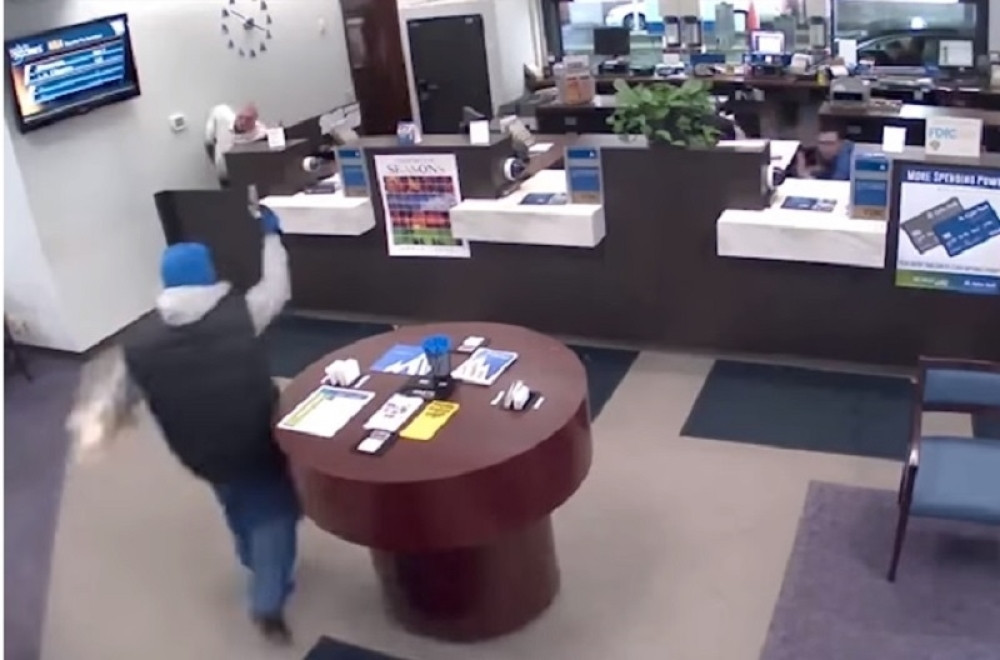 Oružana pljačka u Bačkoj Topoli! Naoružani muškarci uleteli u banku i oteli novac od blagajnika!