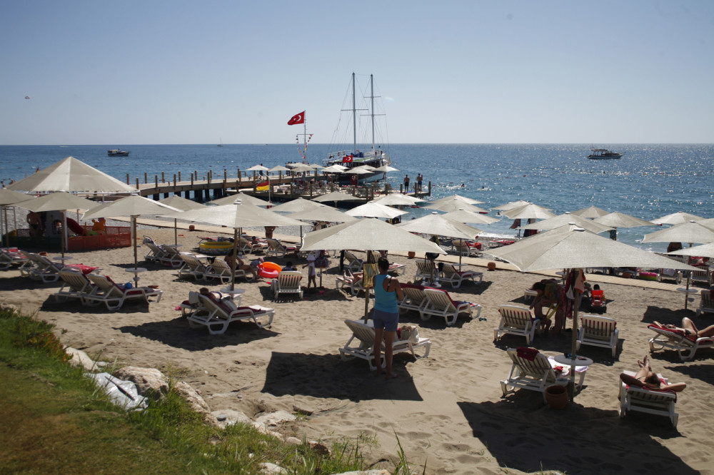 Kad je došao, napale su ga, a onda su dobile odgovor zbog kojeg su PROPALE U ZEMLJU od sramote!