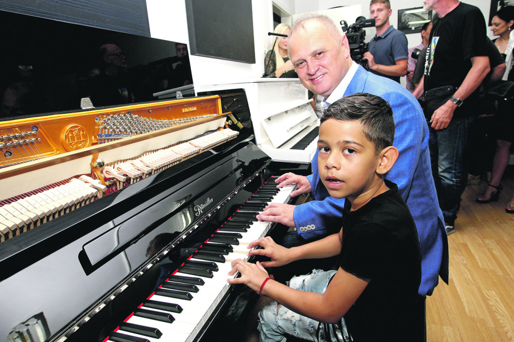 Evo šta je Ljuba rekao kada mu je Vesić poklonio klavir!