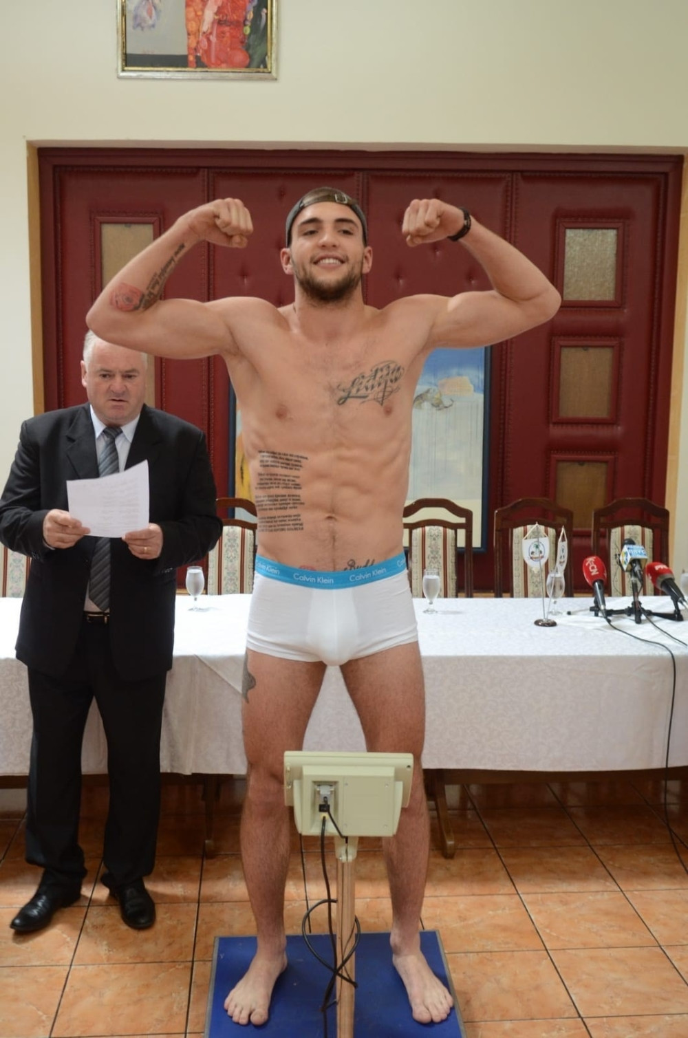 Nije ni čudo što Veljko svaki put pobeđuje kad mu devojka radi OVU STVAR PRED SVAKI MEČ!