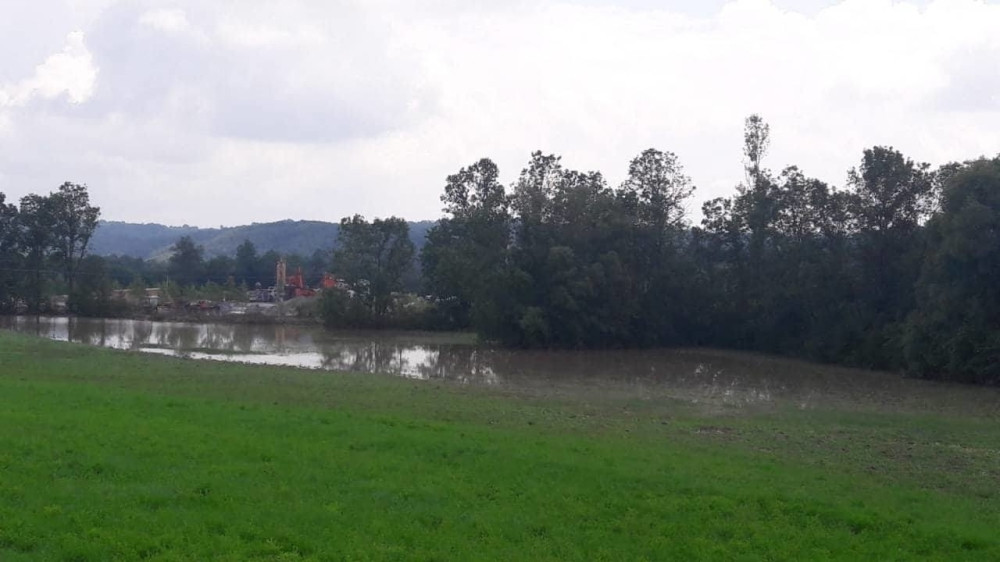 Strašno nevreme sručilo se u 16 časova, vetar rušio drveće, domaćinstva u mraku! (VIDEO)