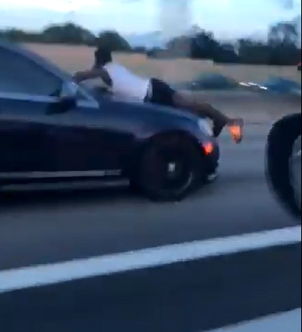 "Halo, policija? UPOMOĆ, bivša me VOZI NA HAUBI brzinom od 110 kilometara na sat!" (VIDEO)