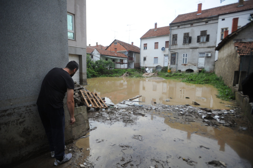 EVAKUACIJA u Aranđelovcu zbog snažnog NEVREMENA, spasioci izvlačili MAJKE SA DECOM!