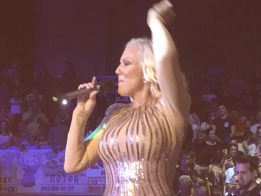 Evo šta su Lepoj Breni bacili iz publike!