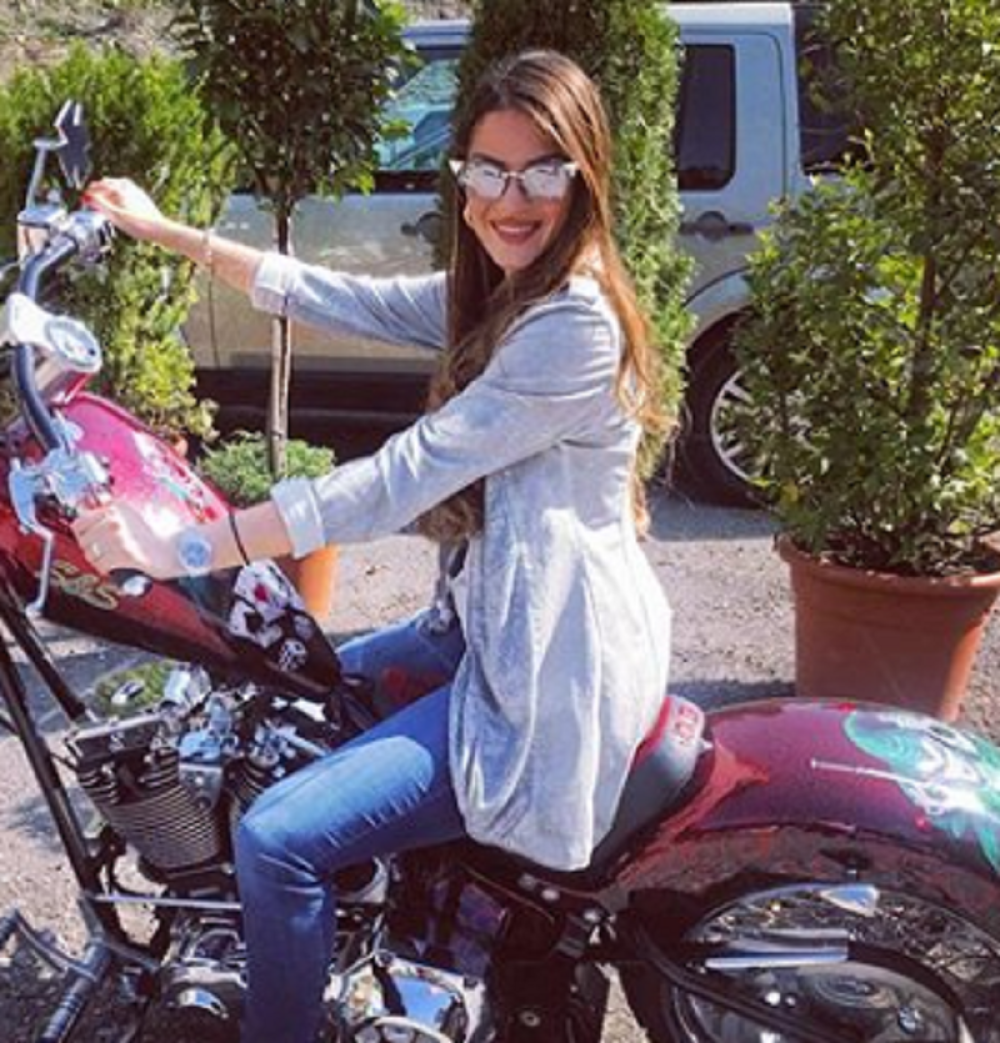 Za ovom voditeljkom LUDELI su mnogi, a kada vidite njenu ćerku u bikiniju ZAVRTEĆE VAM SE U GLAVI (FOTO)