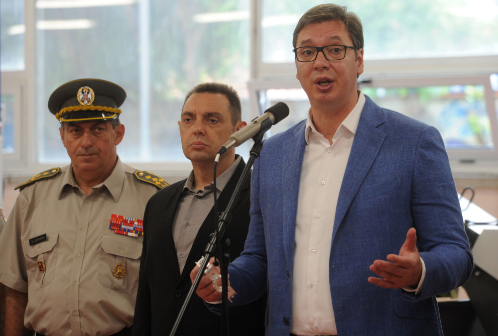 Vučić: Hoćete predsednika koji donosi sladoled, ili, kako kažu, ovo đubre od Vučića? Ja neću da vas lažem!