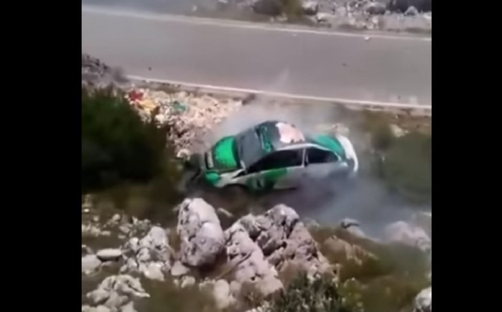 Automobil se ISPREVRTAO u vazduhu, PRELETEO ljude, smrvio se o stene, a onda je usledio novi ŠOK! (UZNEMIRUJUĆE)