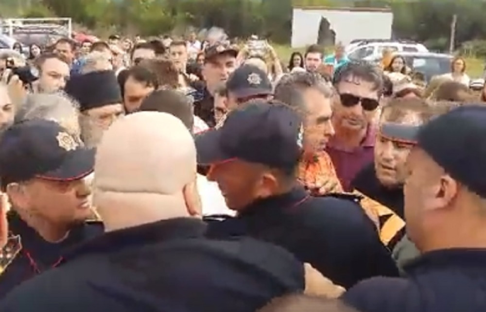 Albanski HULIGANI napali Amfilohija, umalo KRVOPROLIĆE! (VIDEO)