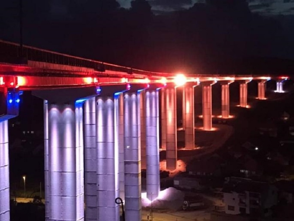 Najduži most na Koridoru 10 sija u bojama Srbije! (FOTO)