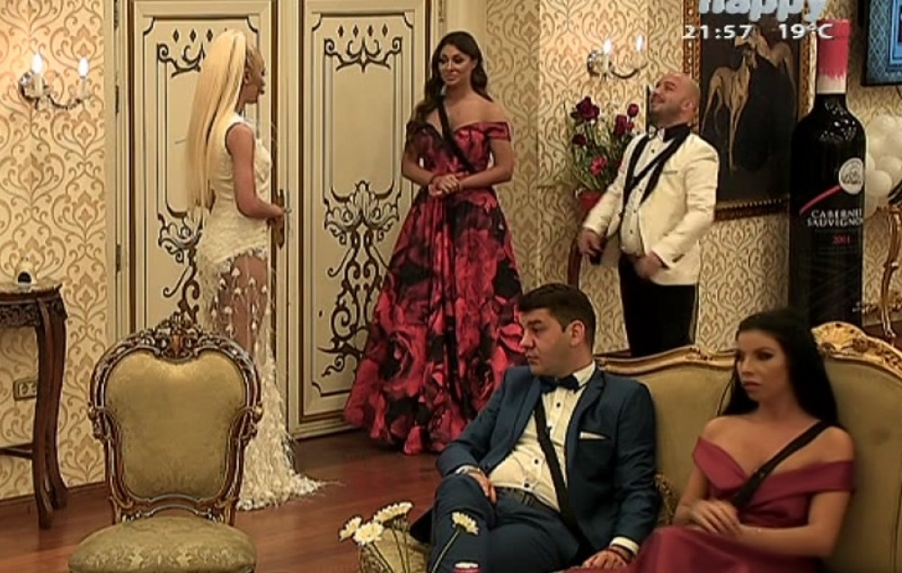 UČESNICI PAROVA UKRADEN TELEFON SA PORNO FILMOM! Strah od skandala, ne može sebi da dođe!