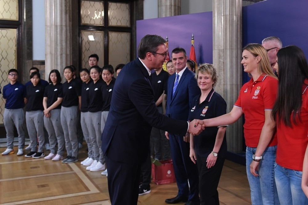 Maljković Vučiću: Dirnuta sam svakom vašom rečju!