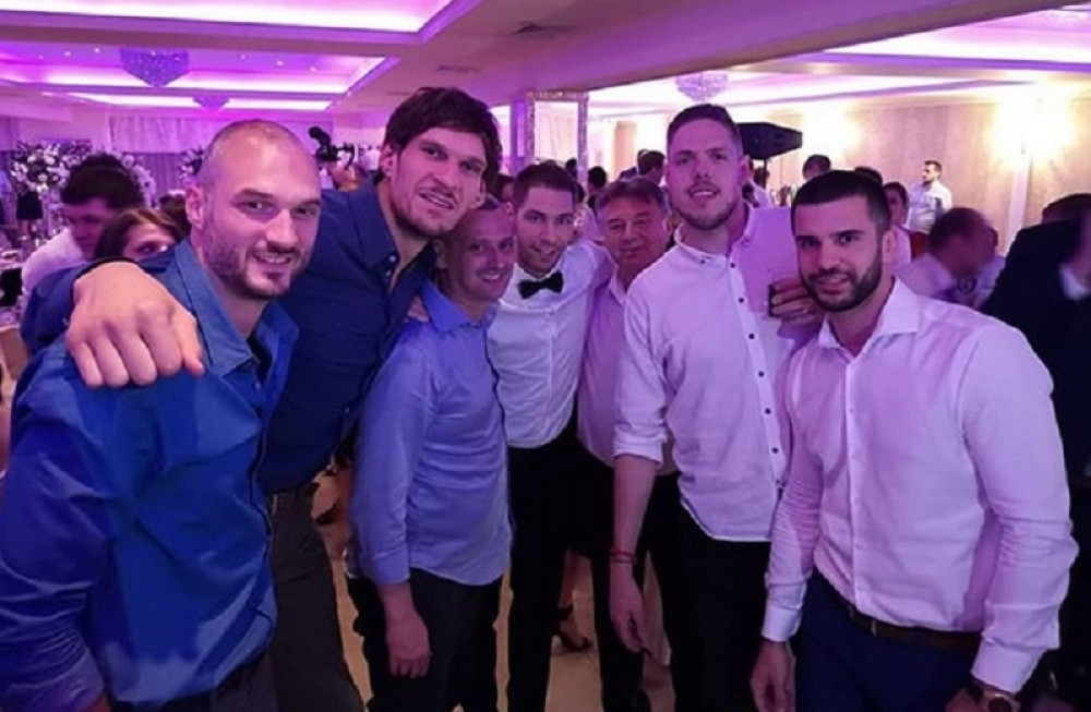 Radonjić se RAZVALIO na svadbi, IGRAČI ga PRIDRŽAVALI da ne padne! (VIDEO)