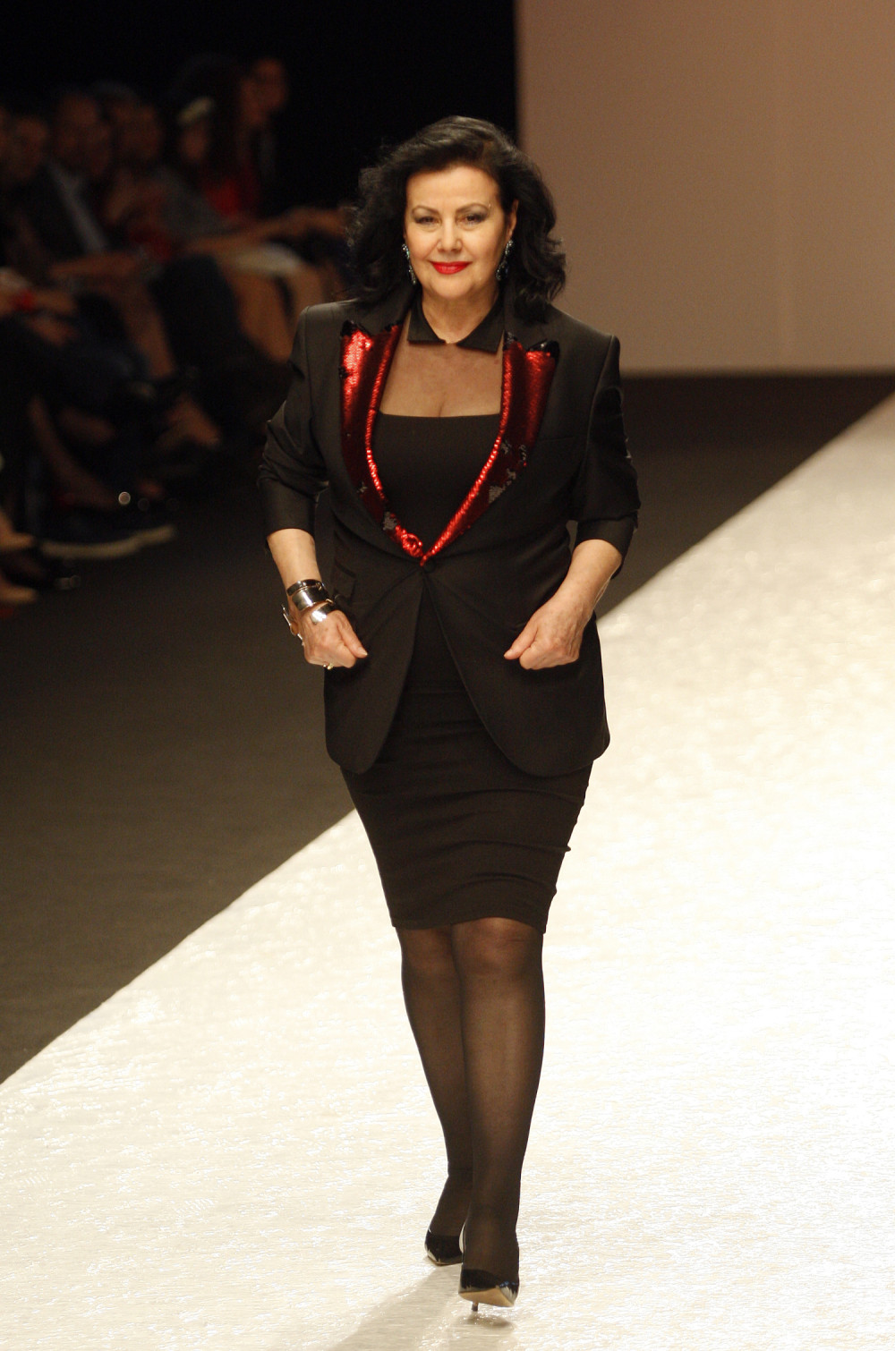 SNEŽANA SAVIĆ SE U SERIJI SKINULA POTPUNO GOLA: O ovoj seksi fotografiji brujala je Srbija! (FOTO)