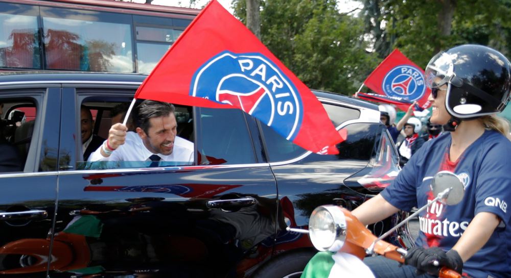 Bufon "uzeo mikrofon" i naterao saigračima suze na oči (VIDEO)