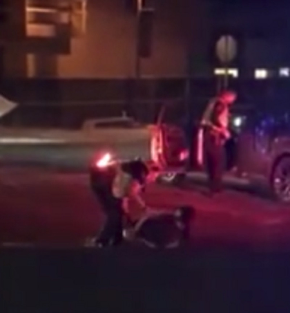 Policajka IZVUKLA ženu iz vozila, vozač VRIŠTAO i MOLIO za pomoć