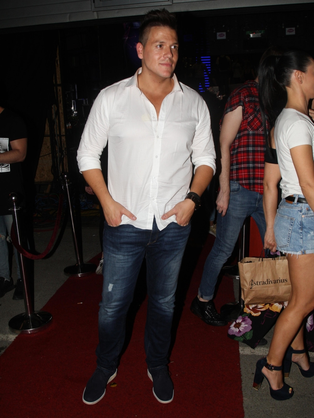 ČULA SE VIKA IZ AUTOMOBILA, SVI SU SE UKOPALI: Sloba pred nastup doživeo ŠOK! Potpuno zanemeo!