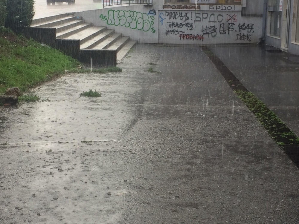 Sručio se PLJUSAK, kiša lije kao iz KABLA, ljudi POBEGLI GLAVOM BEZ OBZIRA! (FOTO)