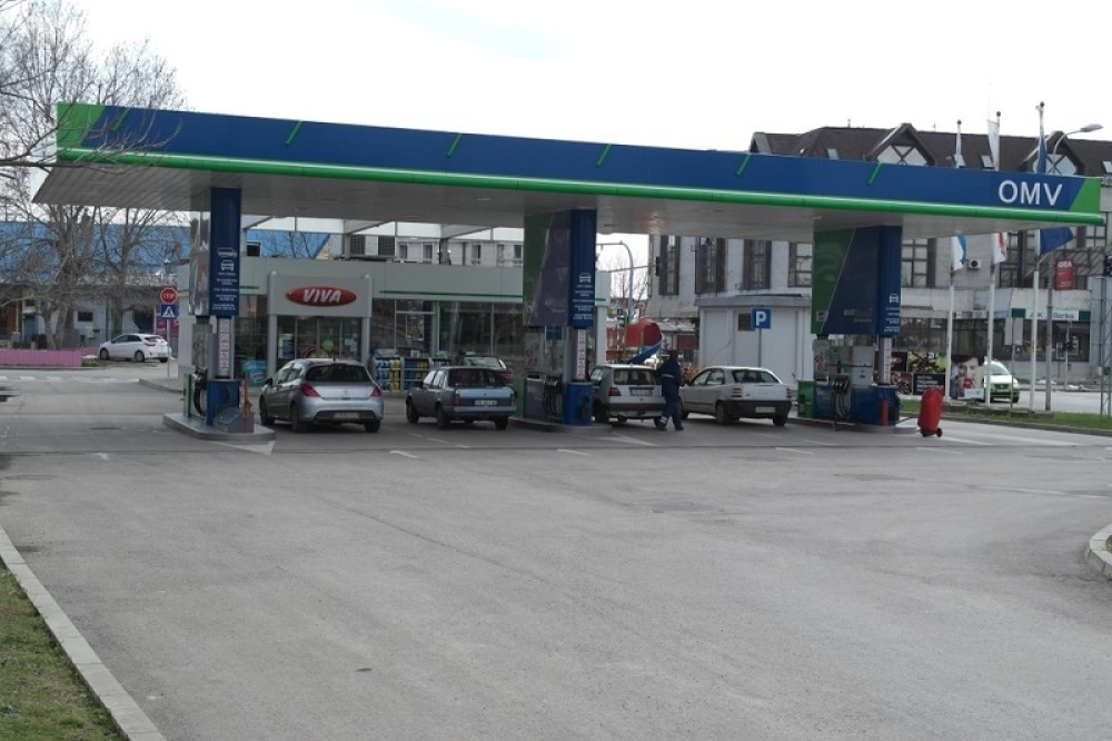 Muškarac je sipao gorivo i zaboravio da izvadi crevo iz rezervoara, nastao je HAOS, pa su svi IZBEZUMLJENO stajali i gledali