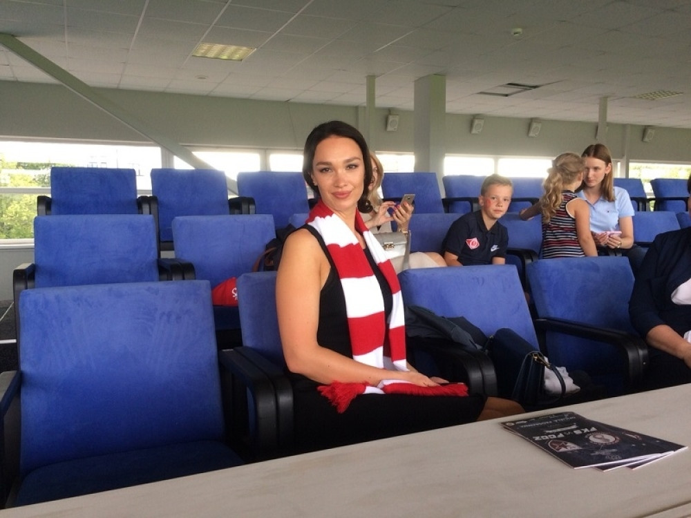 Uspavanka u Rigi, a na tribinama svi gledaju u nju