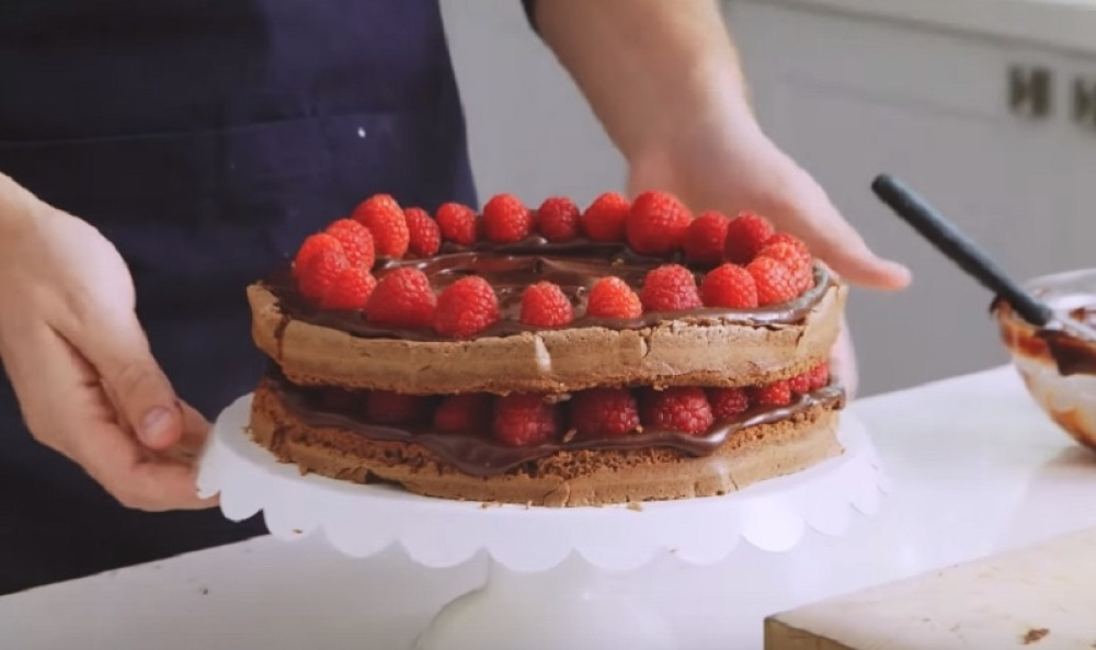 Najukusnija čokoladna torta s malinama koja NE GOJI PUNO!