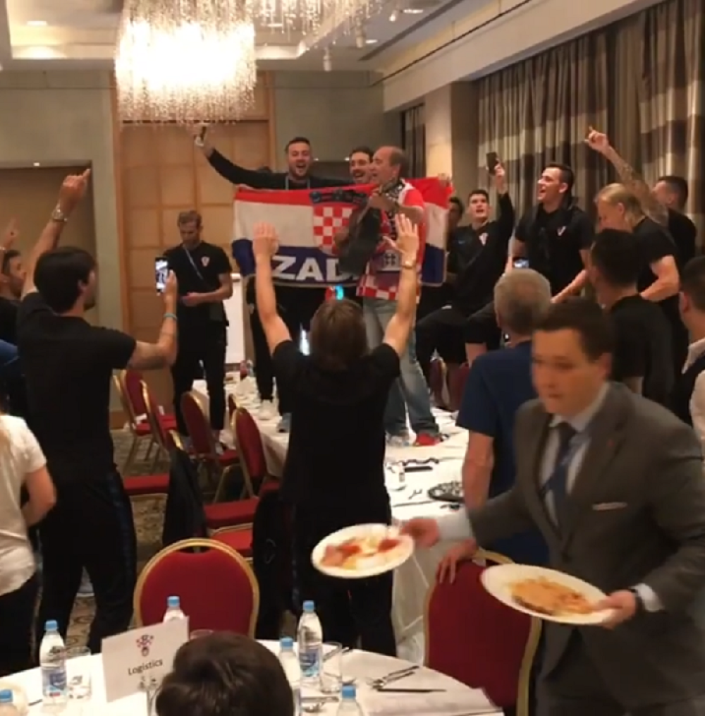 Pijani Hrvati se popeli na sto, Subašić i Vrsaljko bili najluđi (VIDEO)