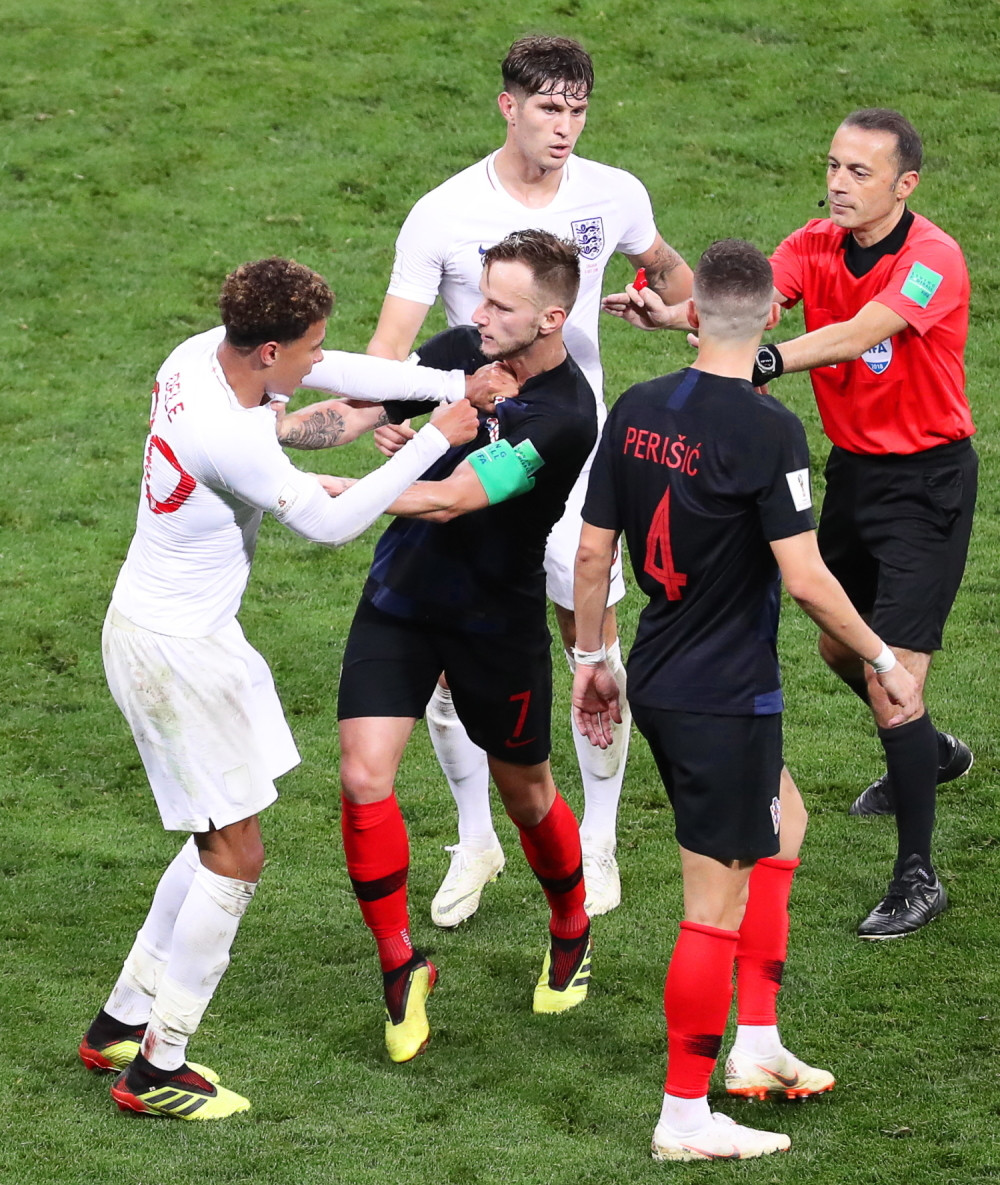 Engleski fudbaleri pokušali da obmanu sudiju, smeje im se svet zbog toga (VIDEO)