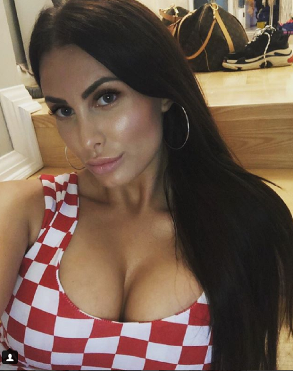 Dok Vida vređa Ruse, njegova žena se utrpava kome stigne (FOTO)