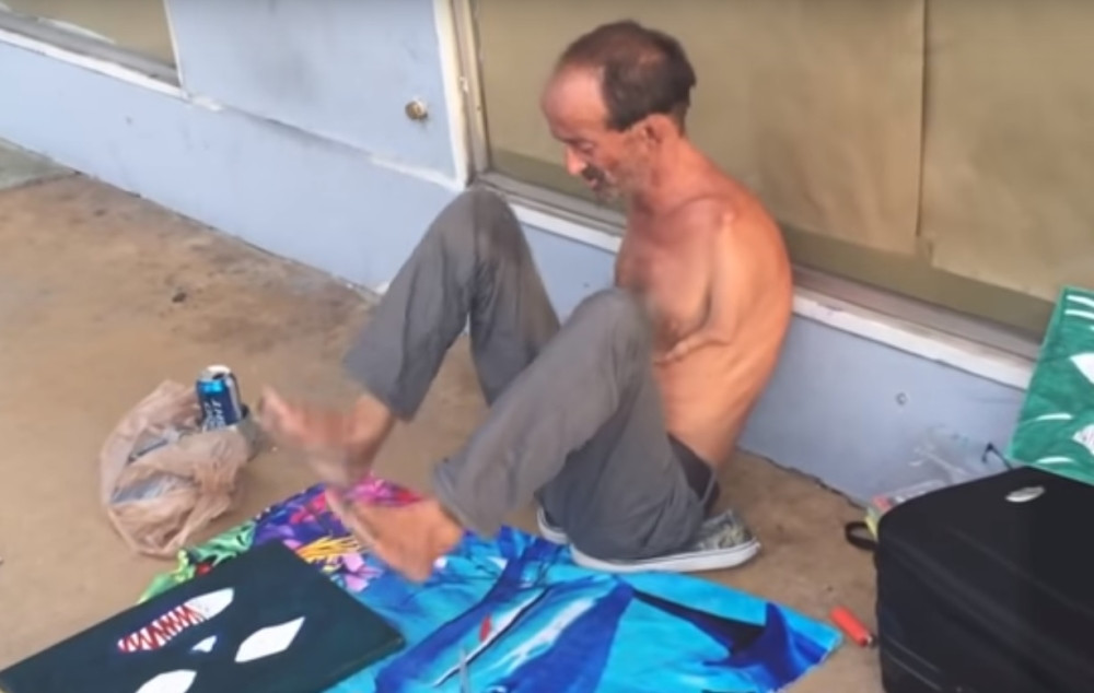 Invalid rođen BEZ RUKU izbo prolaznika makazama, nećete verovati kako je to uradio!