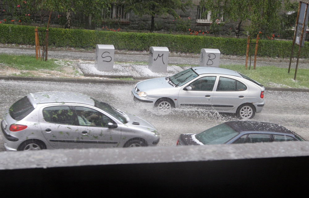 Biće grada i oluje! Iz RHMZ upozoravaju da tu nije kraj, vreme i dalje pokazuje zube!