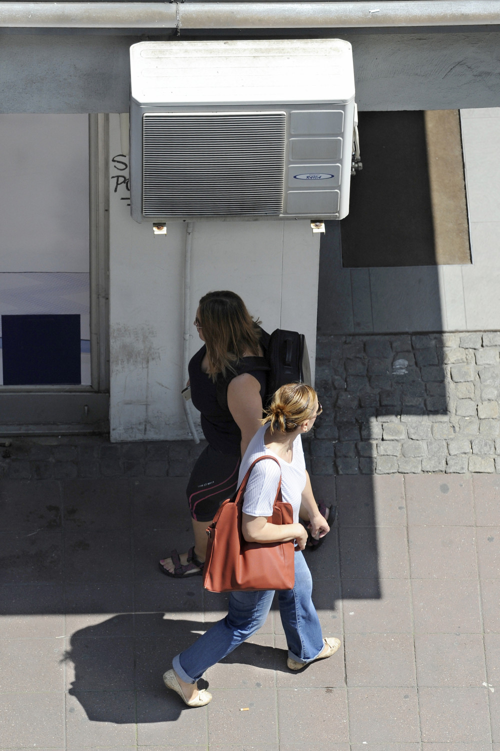 Ugledali čoveka kako na ulici prepakuje stvari iz kesa u kofere, kada su prišli bliže ŠOKIRALI SE!