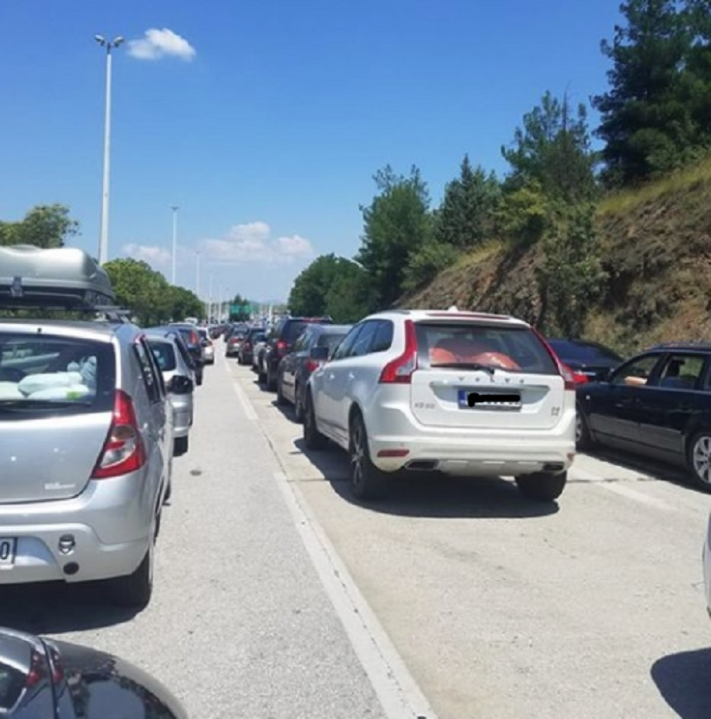 Ljudi se javljaju sa lica mesta! Srbe odvajaju u posebnu liniju