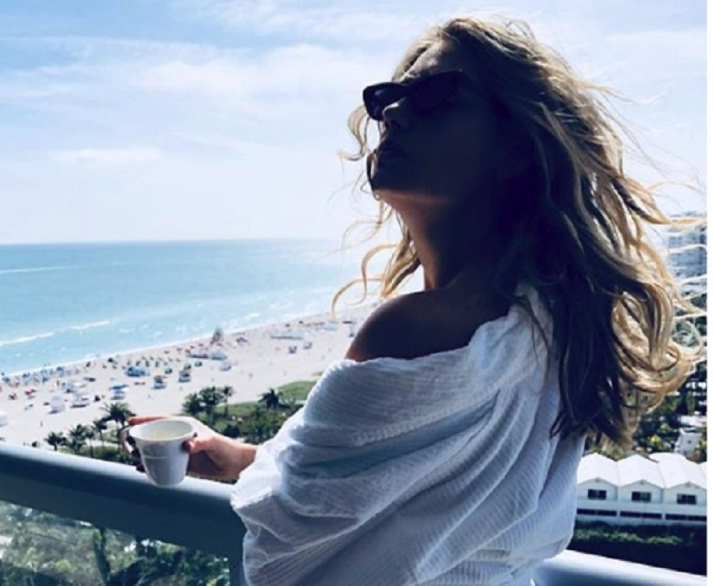 Najlepša žena sveta trudna! (FOTO)