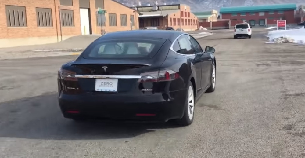 Ovaj blindirani automobil podnosi mitraljeze i bombe, a NAJBRŽI JE NA SVETU!