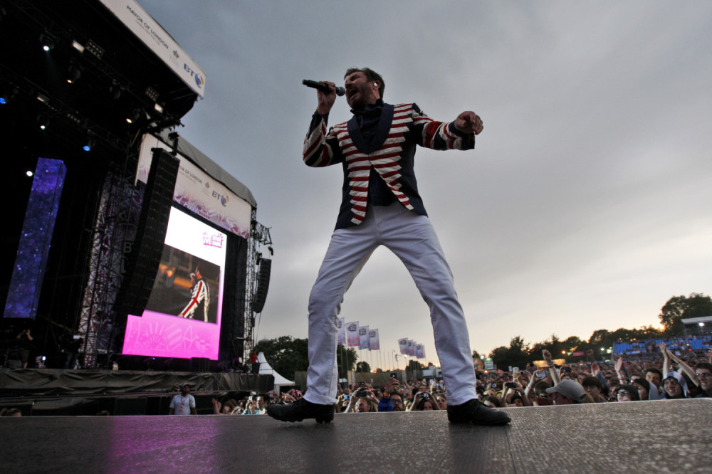 Omiljeni pevač optužen za ZLOSTAVLJANJE: "Zgrabio me je i gurao ruku do genitalija"