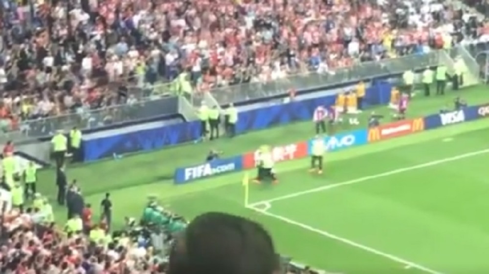 Crne kape sa značkom na glavi! Prišla Mbapeu, krenula rukom na njega! (FOTO)