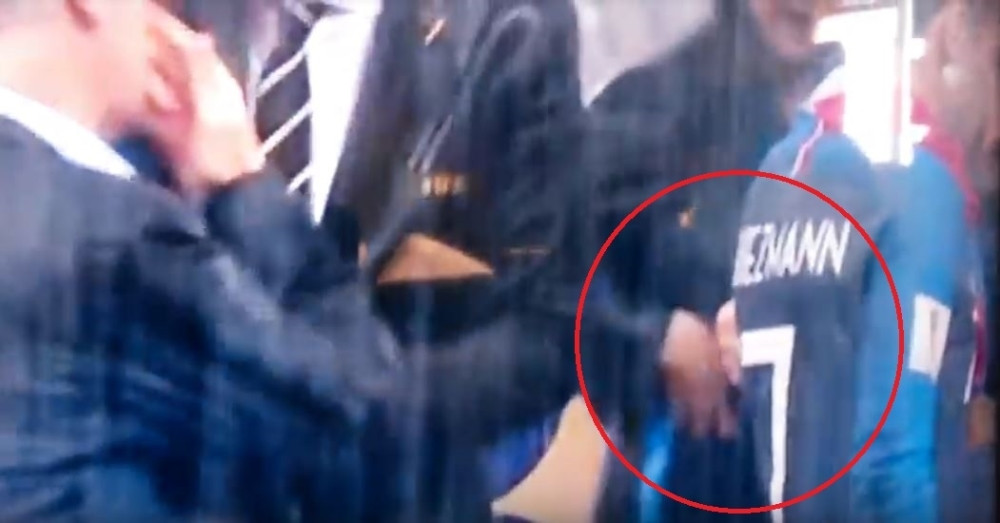 Ukrala ZLATNU MEDALJU prilikom dodele, a Putinu ispred nosa, evo kako ju je drsko "smotala" (VIDEO)