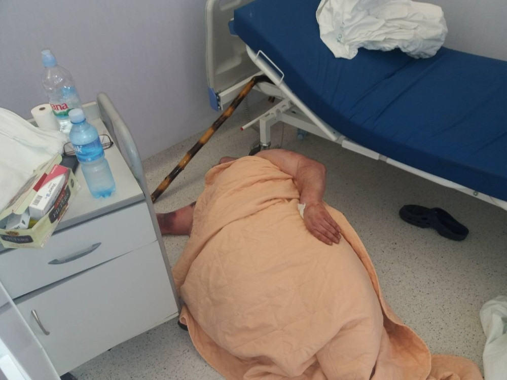 Bruka u niškom Kliničkom centru, pacijent LEŽI NA PODU! (FOTO)