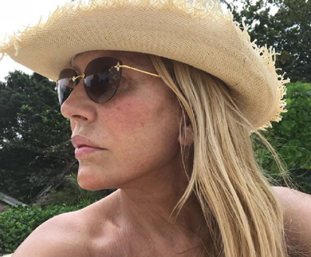 Verica u OSMOJ DECENIJI pozirala u bikiniju, a onda se OKRENULA i svi su videli kako izgleda njena GUZA