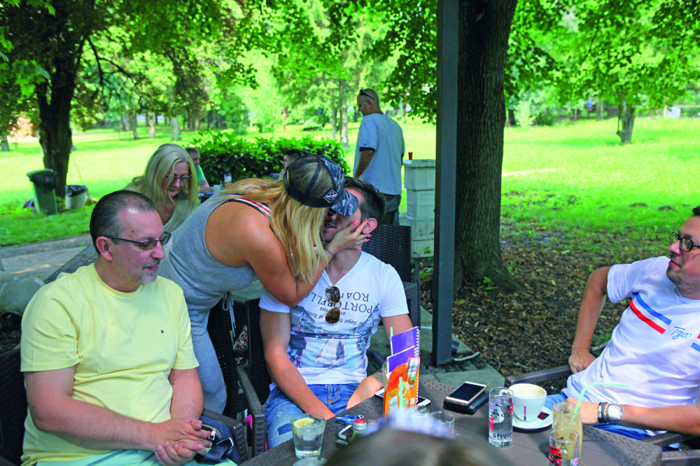 Goca Tržan pred svima BEZ BLAMA navalila na mlađanog supruga