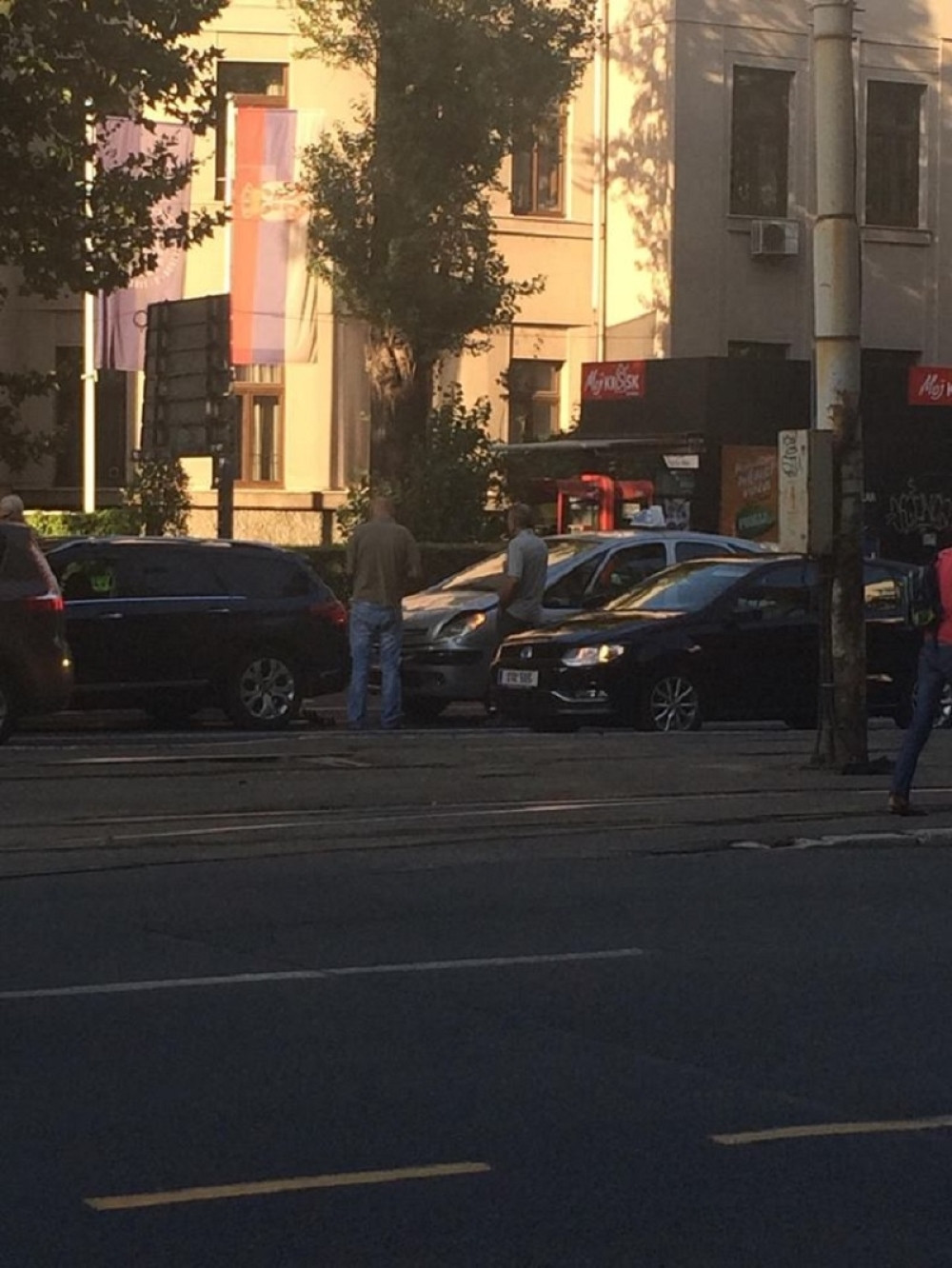 Čuknuli se taksi i putnički automobil, pa izbila SVAĐA! (FOTO)