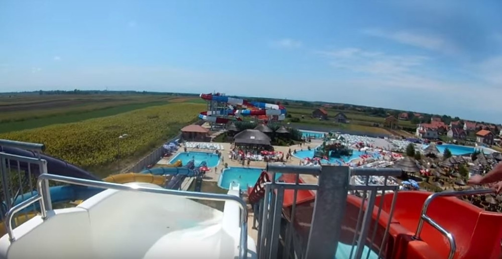 Tinejdžer skočio u bazen i samo je PRESTAO DA SE POMERA, kada su ga izvukli na usta mu je išla KRV!